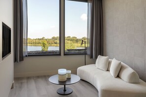 奢华套房, 湖景 | 记忆海绵床垫、免费迷你吧物品、客房内保险箱、办公桌