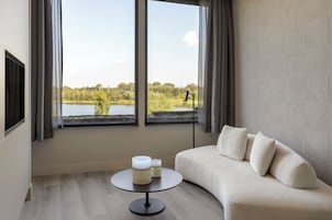 Suíte superluxo, vista para o lago | Camas com colchões de espuma com sistema de memória