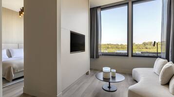 Luxe suite, uitzicht op meer | Bedden met traagschuimmatras, een minibar met enkele gratis items