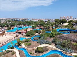 Una piscina al aire libre de temporada