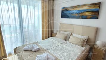 Superior appartement, uitzicht op zee | Verduisterende gordijnen, een strijkplank/strijkijzer, gratis wifi