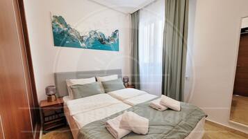 Superior appartement, uitzicht op zee | Verduisterende gordijnen, een strijkplank/strijkijzer, gratis wifi