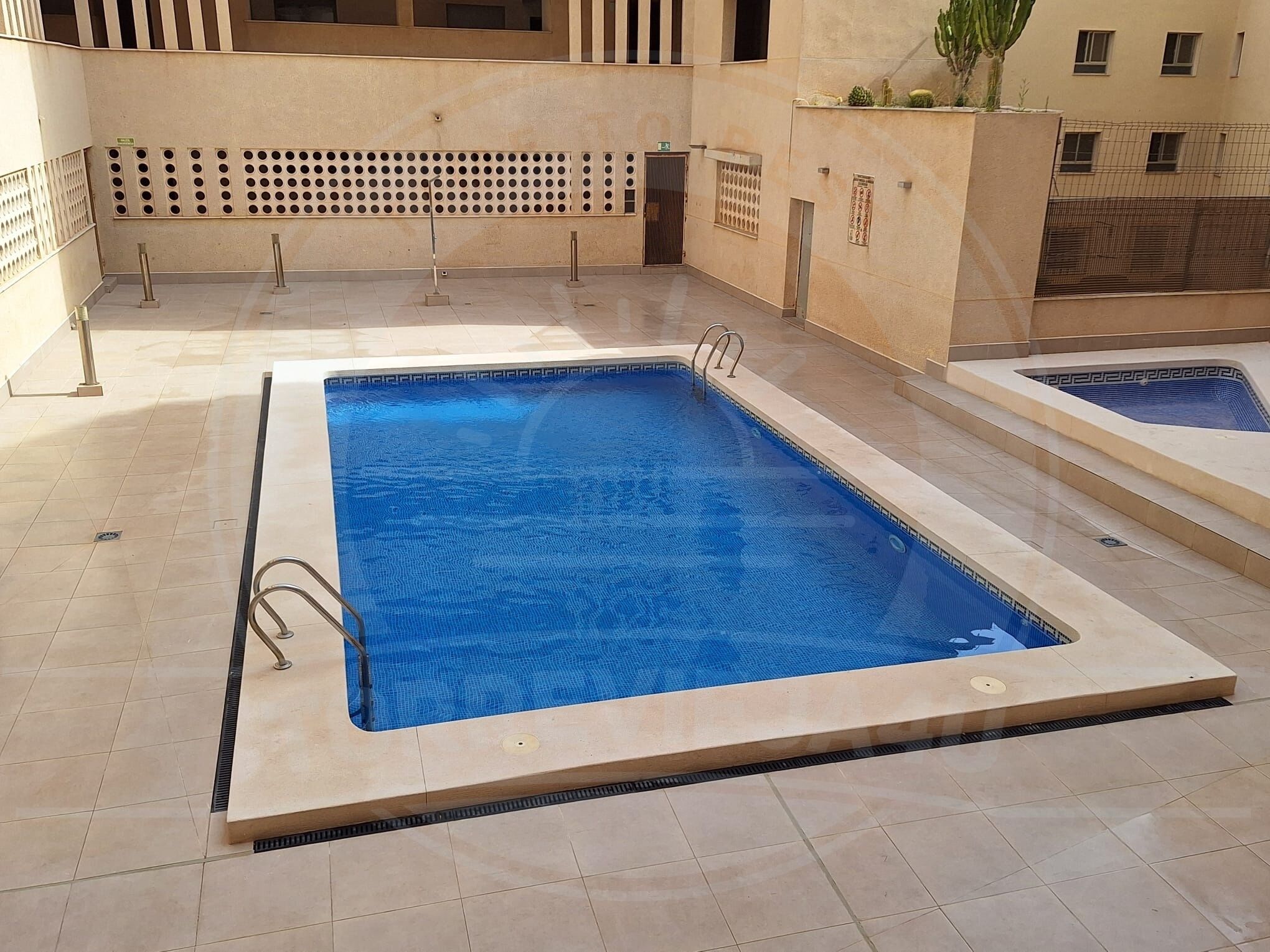 Una piscina al aire libre de temporada