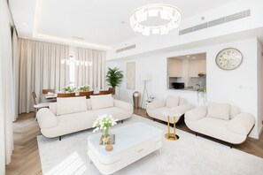 TV - Luxurious 3BR APT Offering Full Burj Al Arab Views (Dubai)