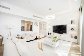 TV - Luxurious 3BR APT Offering Full Burj Al Arab Views (Dubai)