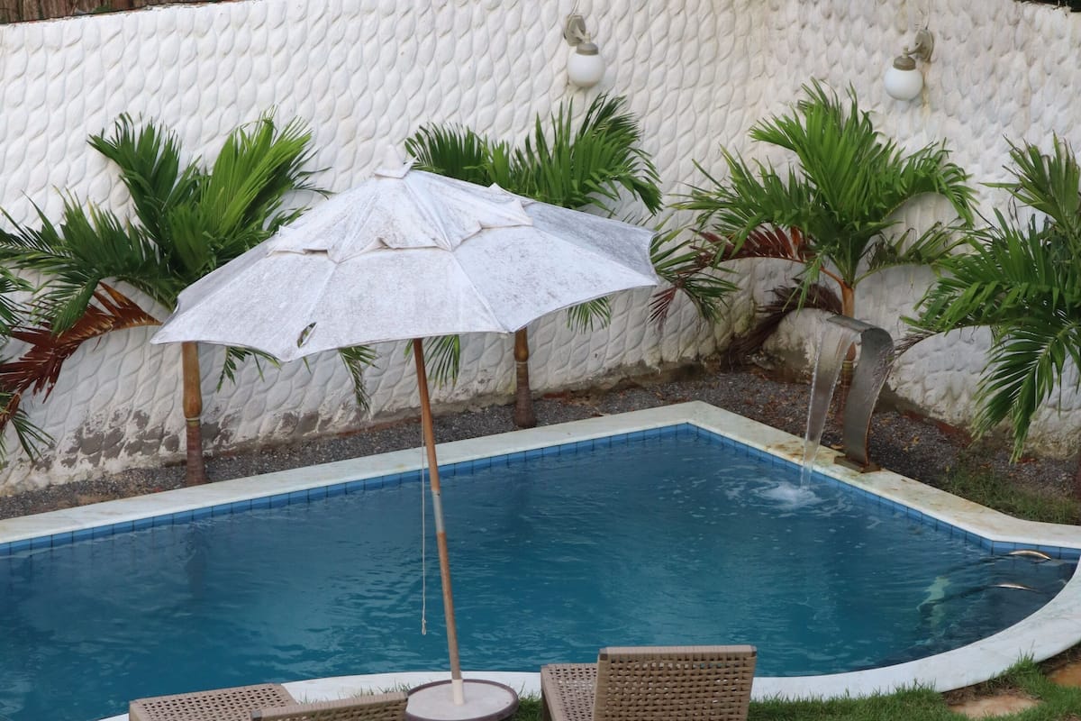 Dreibettzimmer, Balkon, Gartenblick | Pool