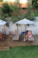 Quarto triplo, sacada, vista para o jardim