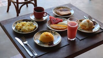 Petit déjeuner complet compris tous les jours