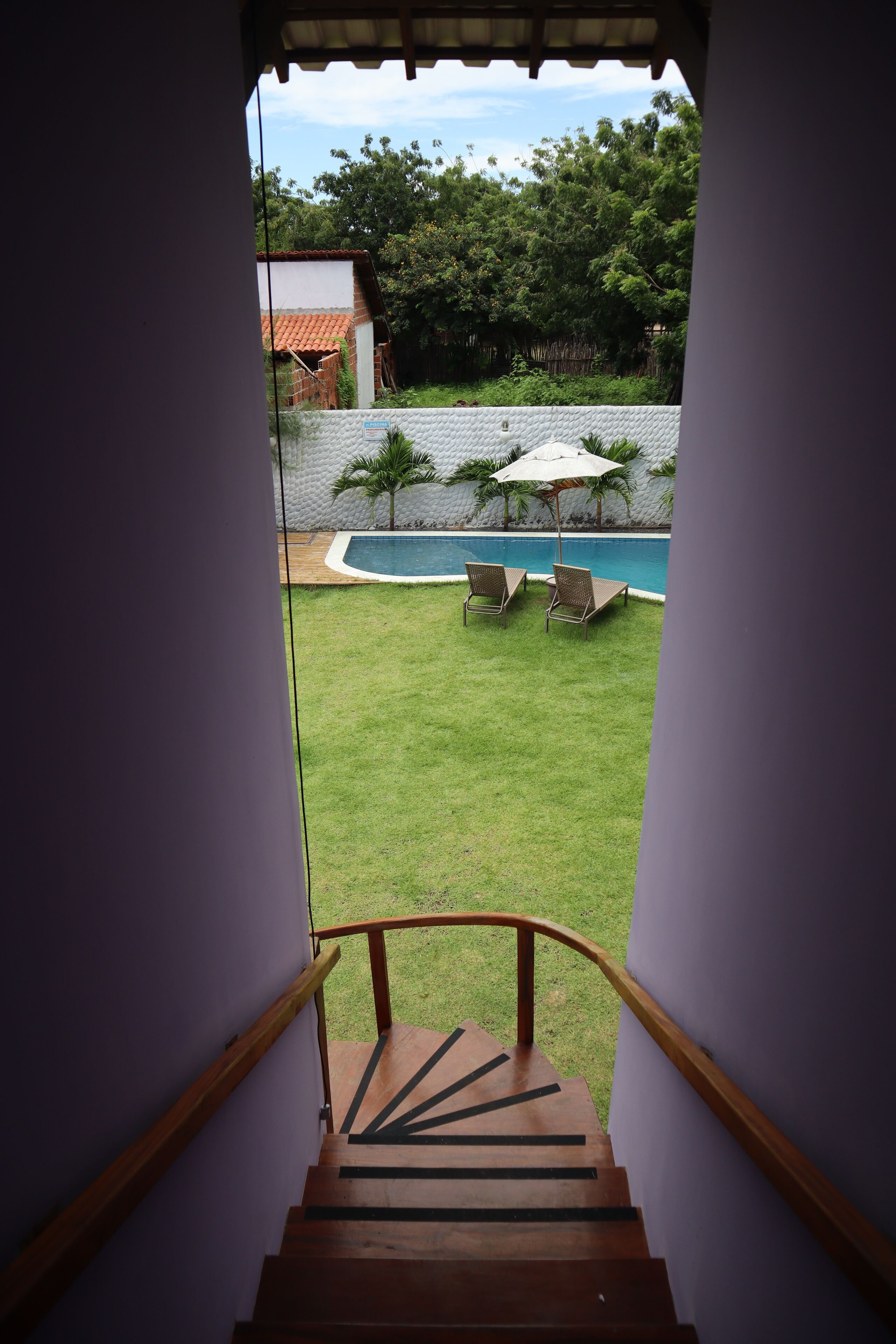 Quarto triplo, sacada, vista para o jardim | Área de estar