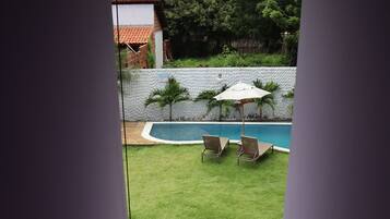 Quarto triplo, sacada, vista para o jardim | Área de estar