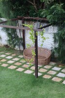 Quarto triplo, sacada, vista para o jardim