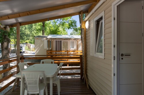 Mobil-home 'Mobil-home D - 1-4 Pers' avec piscine partagée et jardin commun