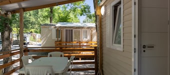 Mobile Home 'Mobil-home D - 1-4 Pers' with Shared Pool and Shared Garden