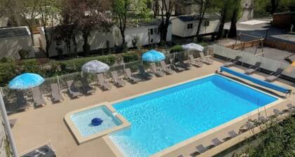 Mobil-home 'Mobil-home D - 1-4 Pers' avec piscine partagée et jardin commun
