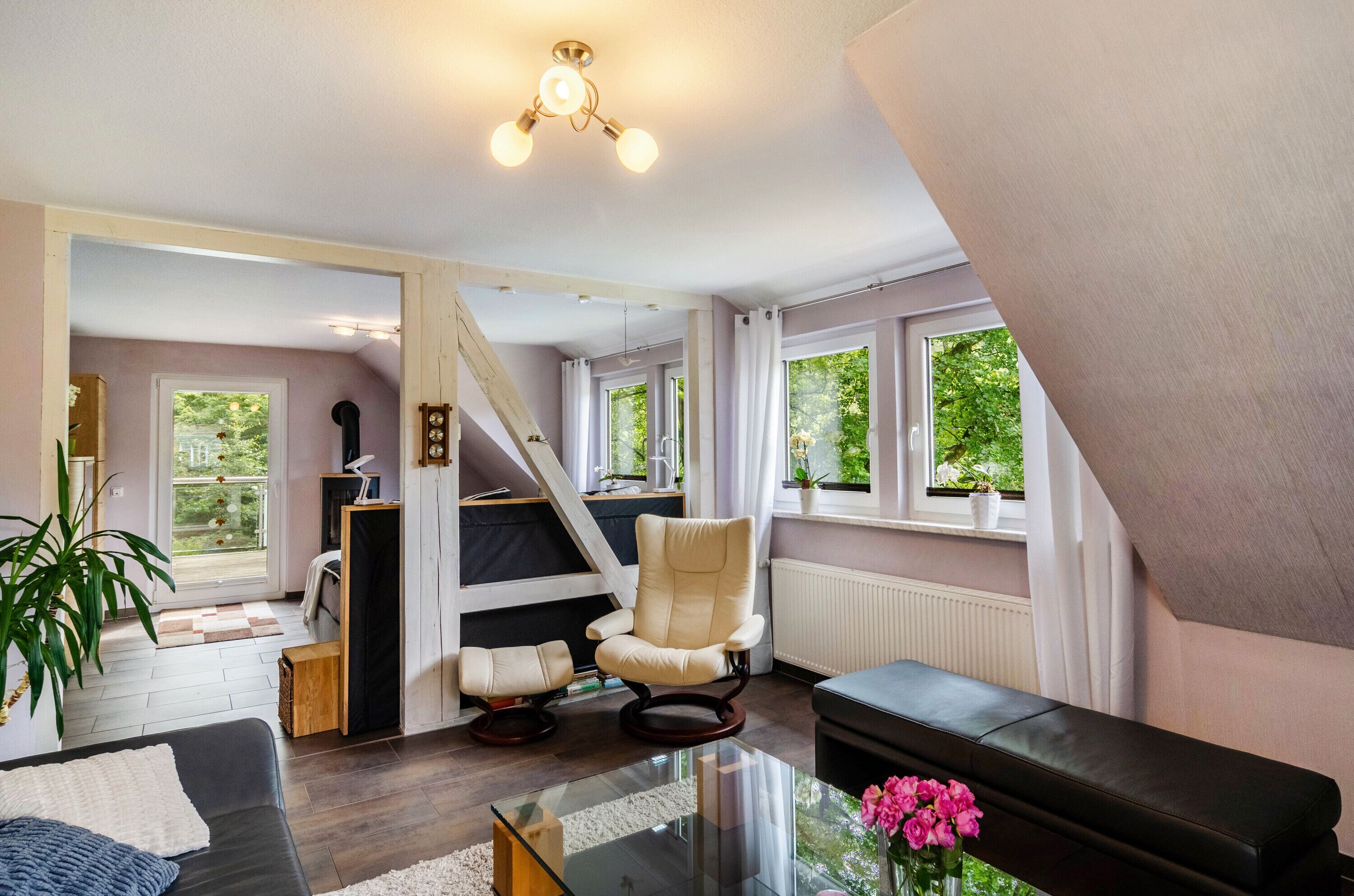 Televisión, chimenea y estéreo 