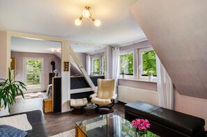 TV, fireplace, stereo - Modern Apartment in a Dream Location with Mountain View, Shared Garden and Wi-Fi (Langelsheim)