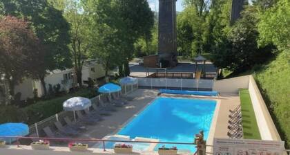 Mobil-home 'Mobil-home C - 1-4 Pers' avec piscine commune, terrasse privée et jardin commun