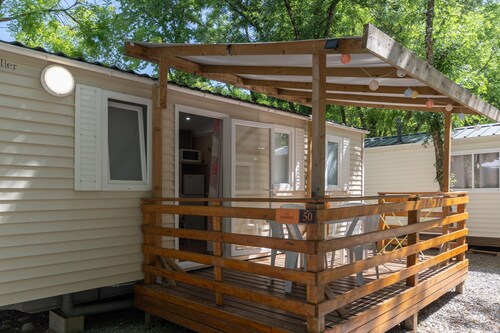 Mobil-home 'Mobil-home C - 1-4 Pers' avec piscine commune, terrasse privée et jardin commun