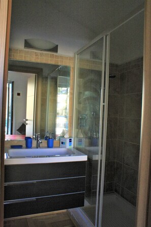 Haartrockner, Bidet, Handtücher, Seife