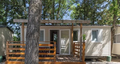 Mobil-home 'Mobil-home B - 1-4 Pers' avec piscine partagée, terrasse privée et jardin commun