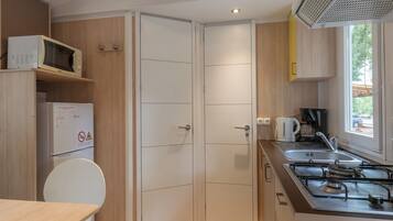 Een koelkast, een microgolfoven, een oven, een kookplaat