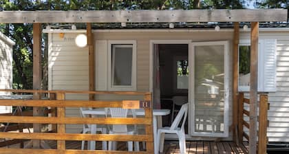Mobil-home 'A - 1-4 pers' avec piscine partagée, terrasse privée et jardin commun