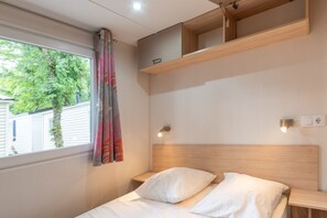 2 bedrooms - Mobile Home 'A - 1-4 Pers' with Shared Pool, Private Terrace and Shared Garden (Lavilledieu)