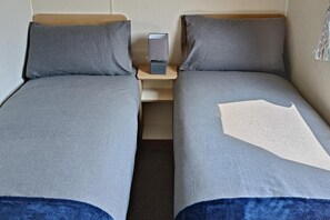 3 bedrooms, iron/ironing board, free WiFi, bed sheets - Golden Sands 3-bed Caravan, Parking & Pet Friendly (Rhyl)