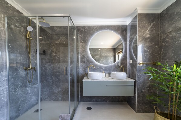 Dusche, Haartrockner, Handtücher