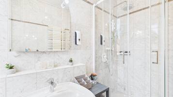 Douche, sèche-cheveux, serviettes fournies, savon