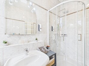Dusche, Haartrockner, Handtücher, Seife