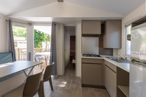 Mobile Home 'Confort A - 1-8 Pers' with Shared Pool, Private Terrace and Shared Garden