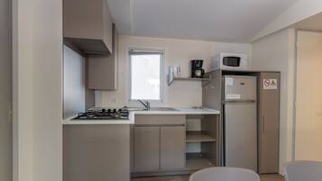 Micro-ondes, four, plaque de cuisson, cafetiĂšre/bouilloire