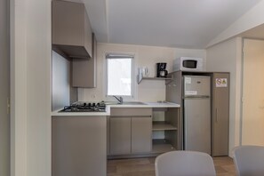 Microwave, oven, stovetop, coffee/tea maker - Mobile Home 'Mobil-home Confort B - 1-8 Pers' with Shared Pool and Shared Garden (Lavilledieu)