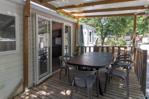 Outdoor dining - Mobile Home 'Mobil-home Confort B - 1-8 Pers' with Shared Pool and Shared Garden (Lavilledieu)