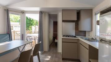 Microwave, oven, stovetop, coffee/tea maker