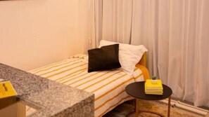 Tabla de planchar con plancha, wifi y ropa de cama