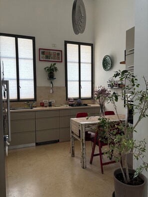 Mikrowelle, Ofen, Herdplatte, Geschirrspüler