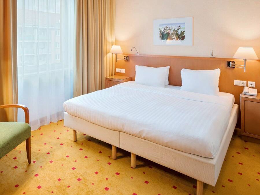 Untuvapeitot, minibaari, tallelokero huoneessa, työpöytÀ