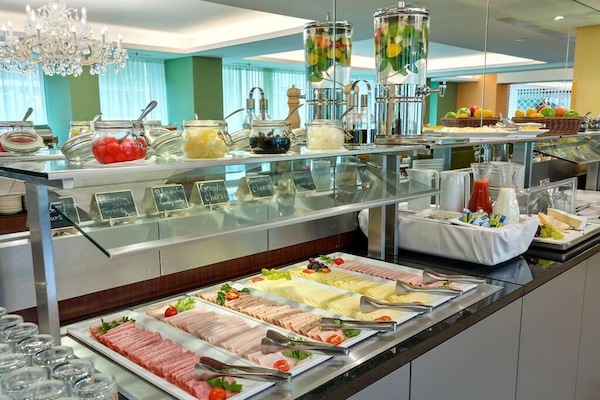 Café da manhã com buffet todos os dias (EUR 15 por pessoa)