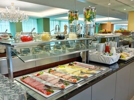 Café da manhã com buffet todos os dias (EUR 15 por pessoa) 
