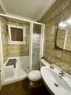 Douche, sèche-cheveux, serviettes fournies