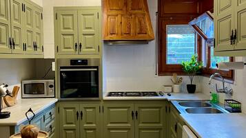 Frigorifero, microonde, forno, piano cottura