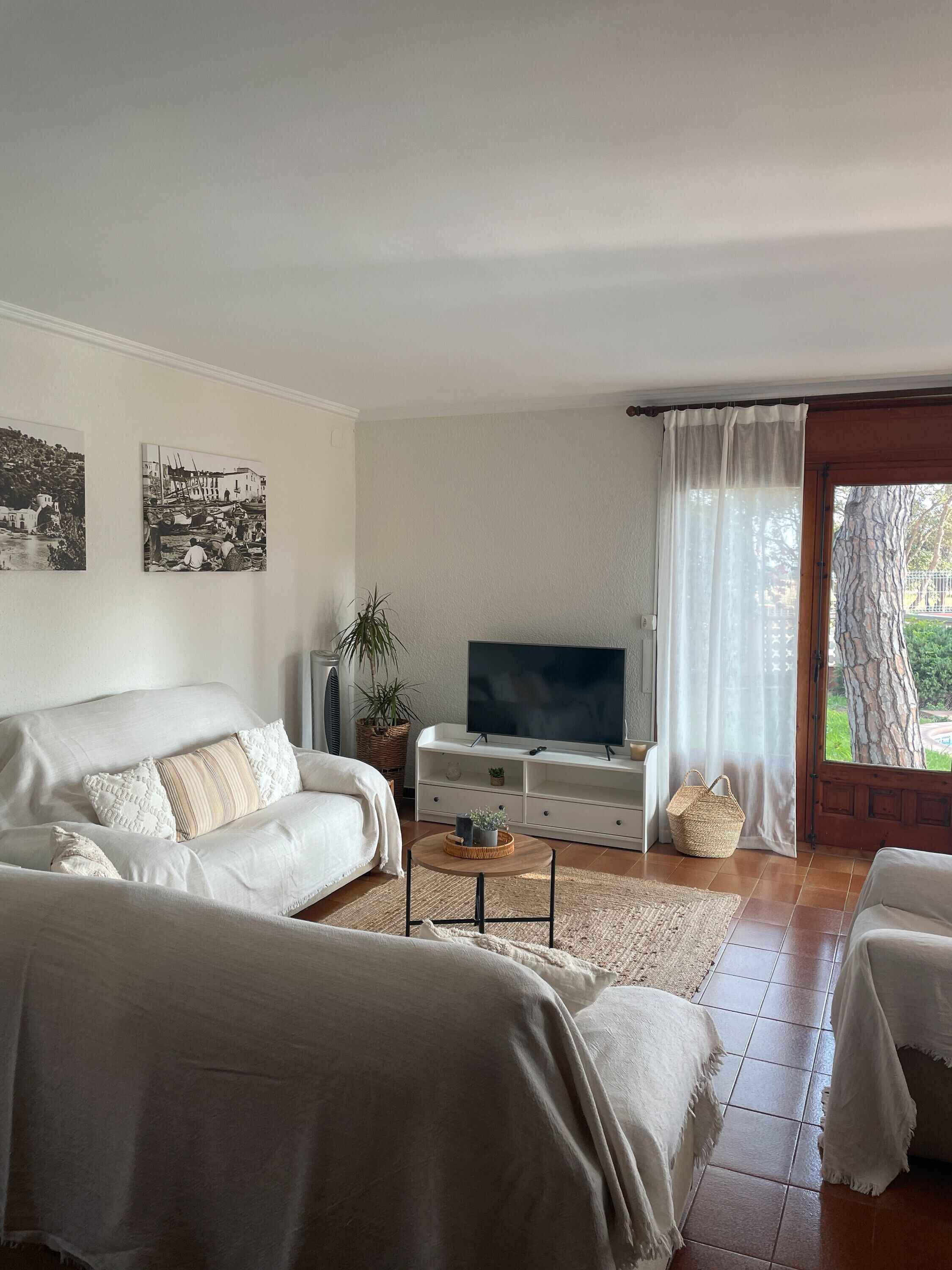 Een televisie en een open haard