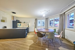 Comfort-Apartment, 3 Schlafzimmer, Balkon, Bergblick | Wohnbereich