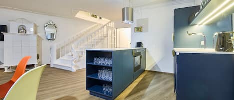 Comfort-Apartment, 3 Schlafzimmer, Balkon, Bergblick | Wohnbereich | 50-Zoll-Flachbildfernseher mit Kabelempfang