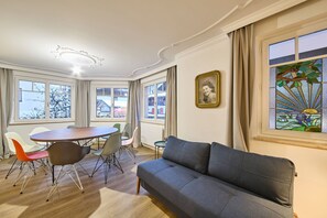 Comfort-Apartment, 3 Schlafzimmer, Balkon, Bergblick | Wohnbereich