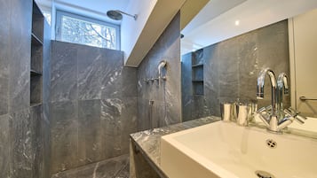 Basic Apartment, 1 Bedroom, Kitchenette, Mountain View | Bathroom | Shower, towels, toilet paper