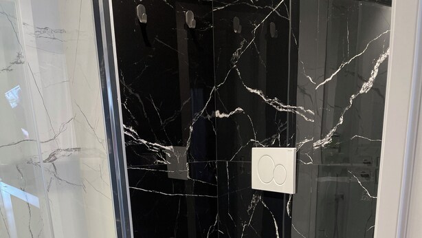 A modern bathroom with a glass shower enclosure, a toilet, and a bidet. - SMERALDO (Giardini Naxos)