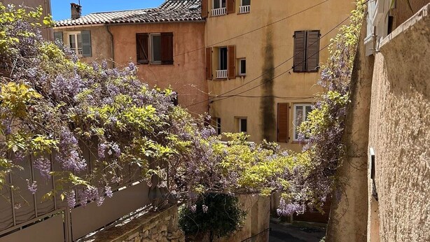 A narrow alleyway with stone walls, a small step leading to a building, and a potted plant on the right. - Holiday Home with Pool, Mountain View, Wi-Fi and Air Conditioning (Callas)